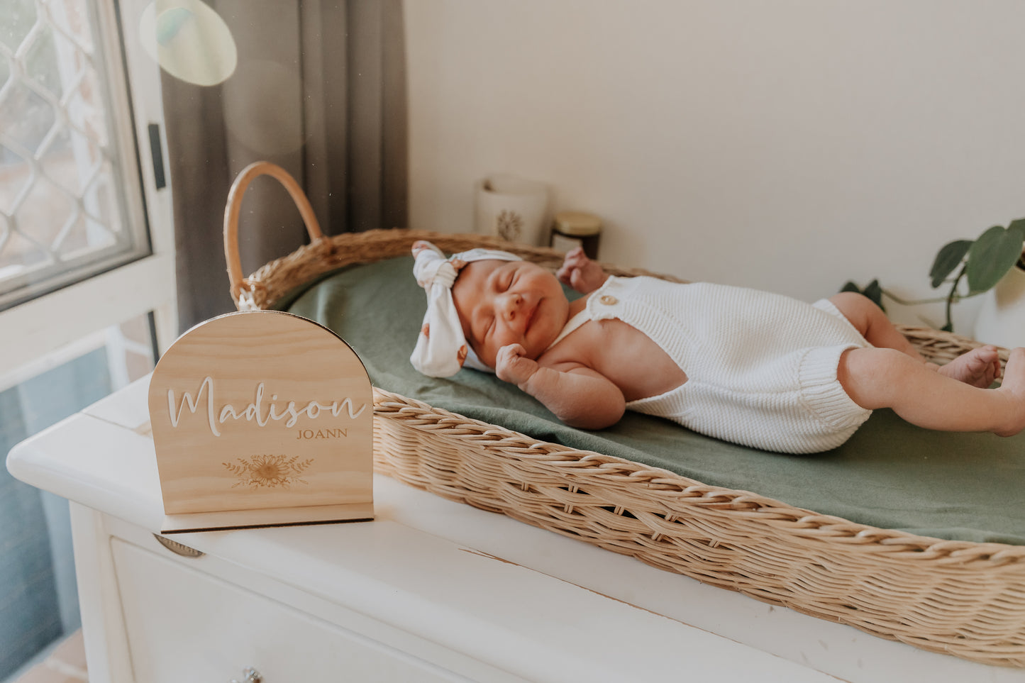 Arch Kids room name sign with stand