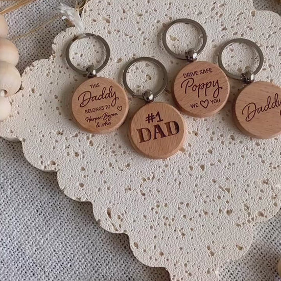 Round Wooden keychain with messages for Dad engraving. Engraved Keyring gift for Father's day